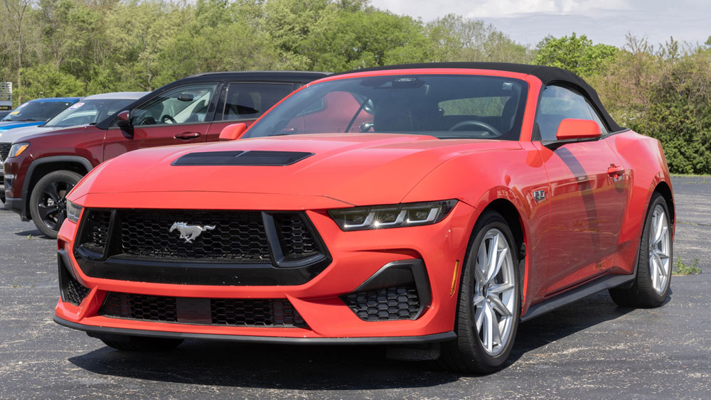 Ford Mustang convertible top opening mechanism in action
