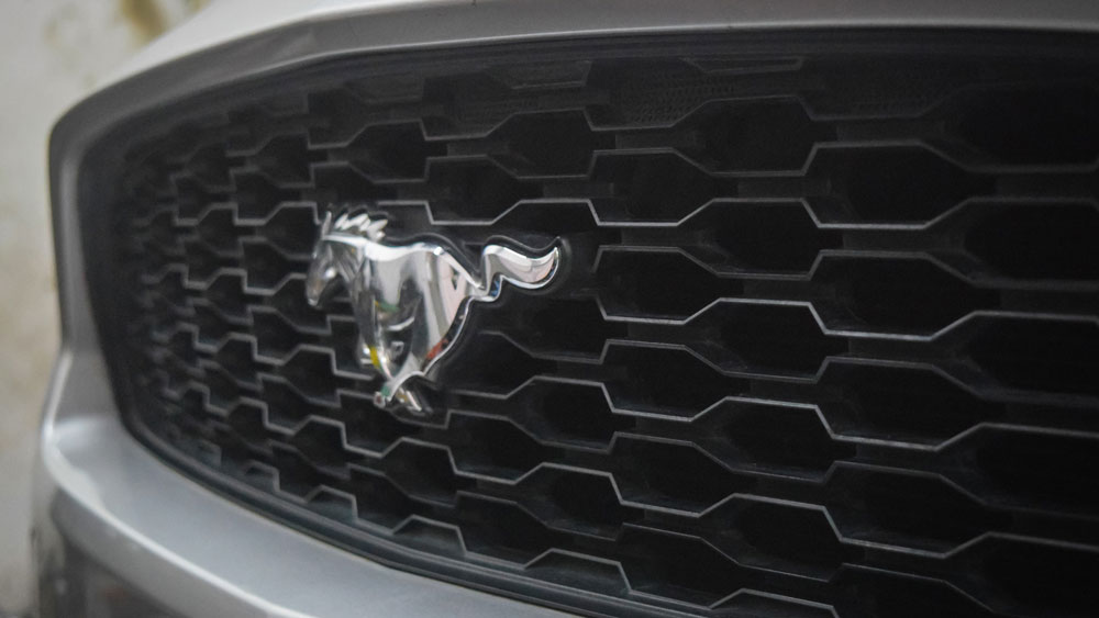 Ford Mustang convertible top opening mechanism in action