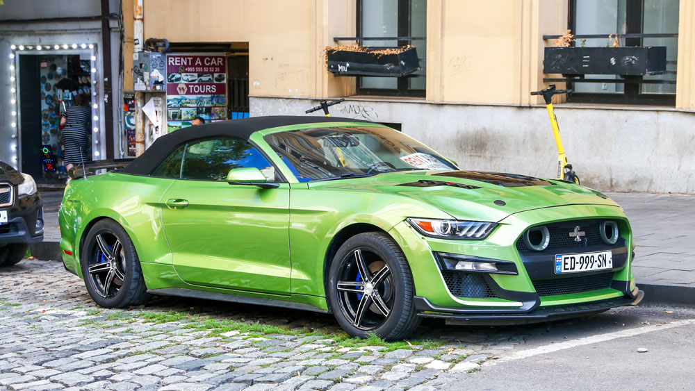 Ford Mustang convertible top opening mechanism in action